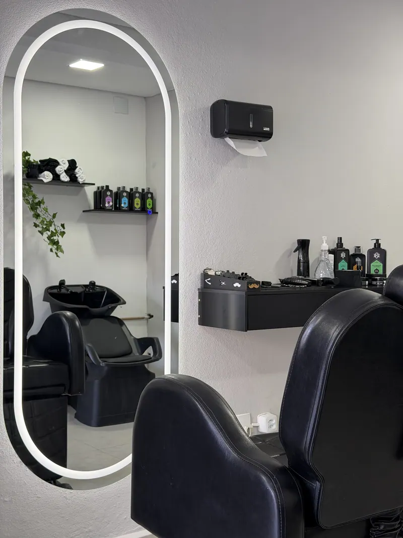 Cadeira de barbeiro e espelho iluminado na Original Barbershop