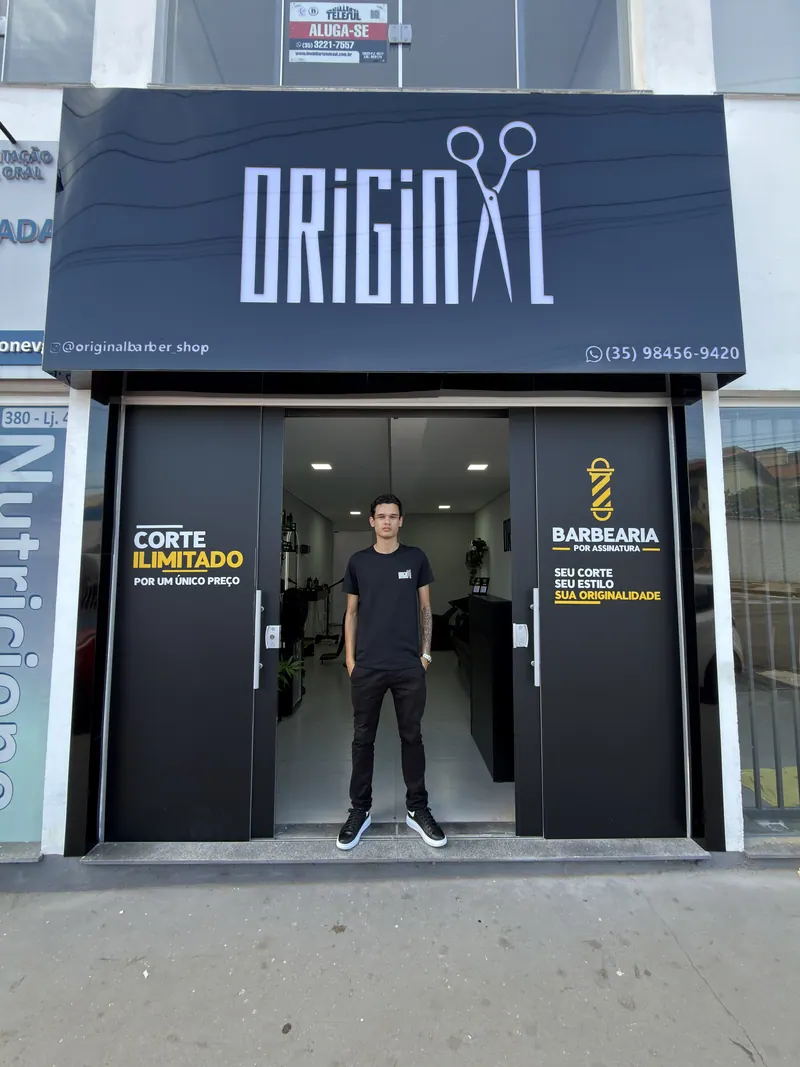 Fachada da Original Barbershop na Av. Plínio Salgado, em Varginha, com a comunicação 'Corte ilimitado por um único preço'