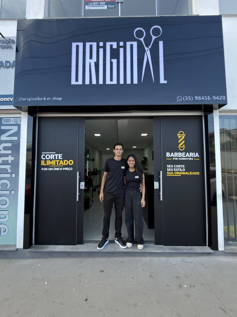 Equipe na fachada da Original Barbershop