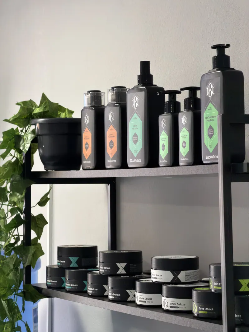 Produtos profissionais na prateleira da barbearia