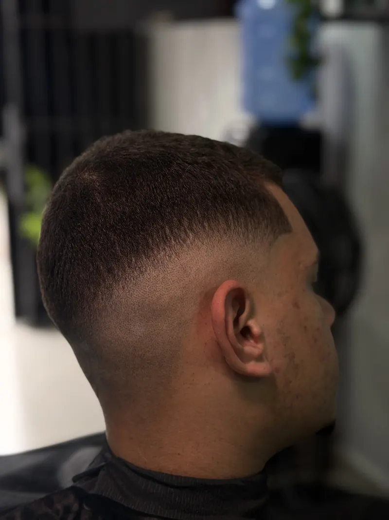 Corte com degradê visto de trás