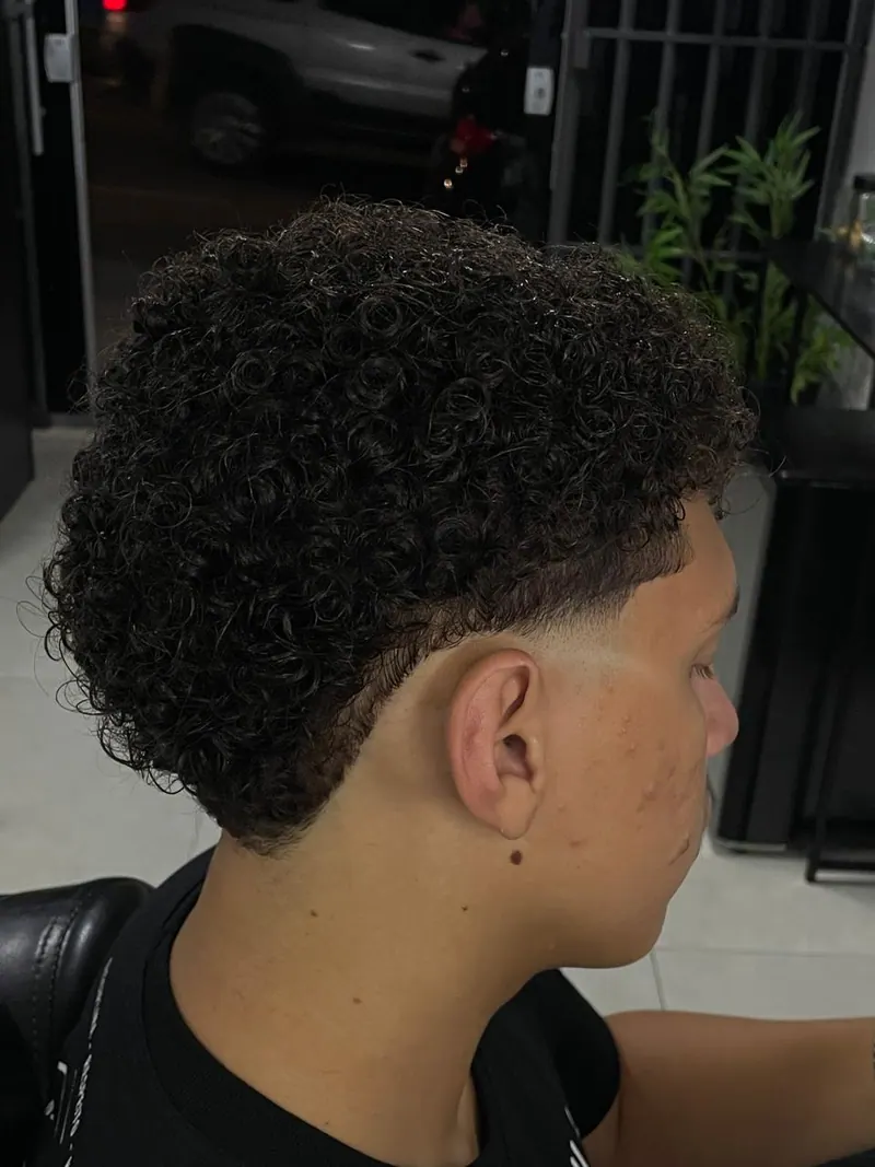 Cabelo cacheado com degradê baixo e contorno marcado
