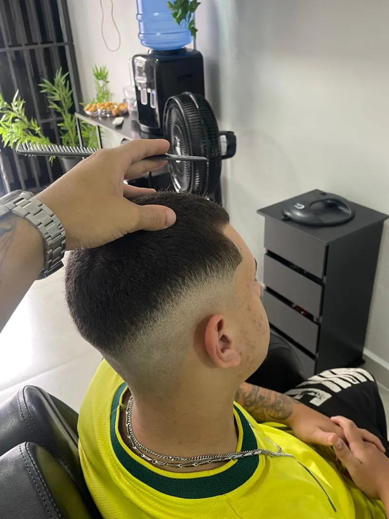 Corte com degradê (fade) e acabamento na régua feito na Original Barbershop