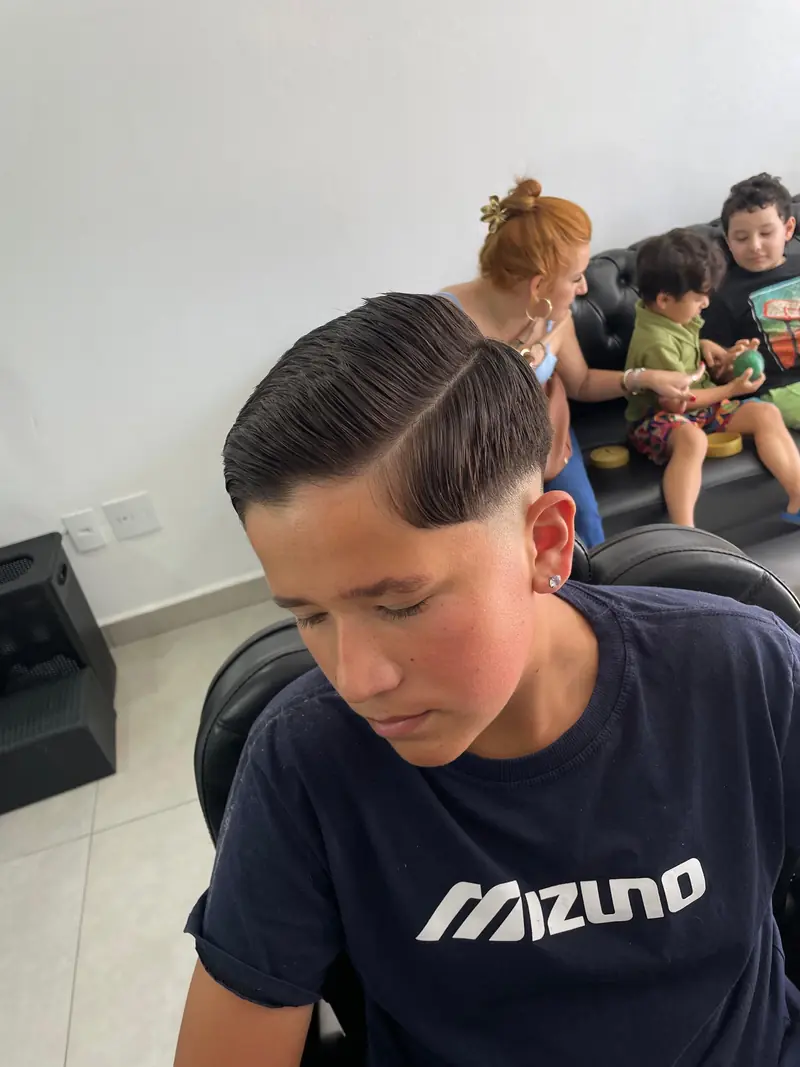 Corte social infantil com risco lateral e acabamento alinhado